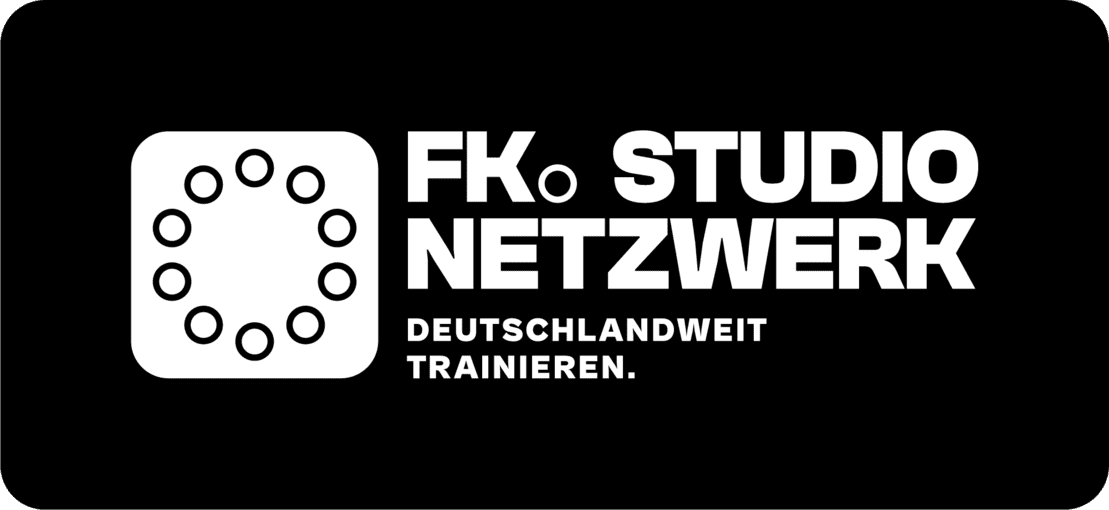 Logo des FK Studio Netzwerks mit dem Slogan „Deutschlandweit trainieren“ auf schwarzem Hintergrund.