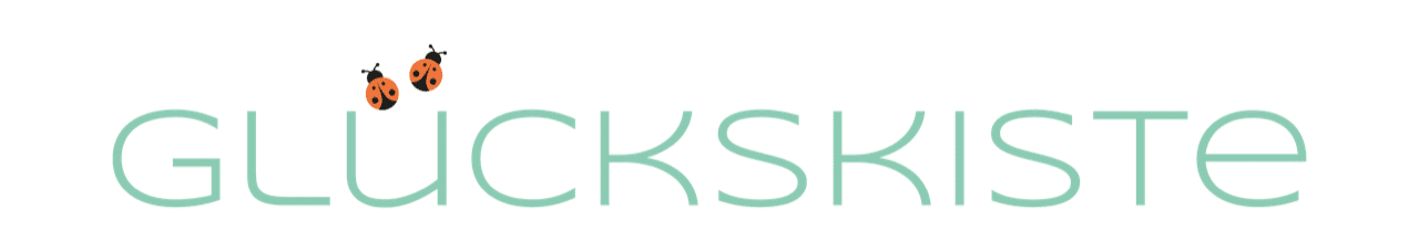 Titel "Gl&uuml;ckskiste" in mintgr&uuml;ner Schrift mit zwei Marienk&auml;fern dar&uuml;ber.