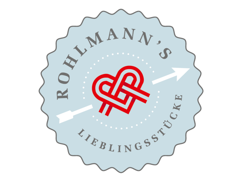 Logo von Rohlmann's Lieblingsst&uuml;cke, mit rotem Herzsymbol und verschn&ouml;rkeltem Schriftzug auf blauem Hintergrund.