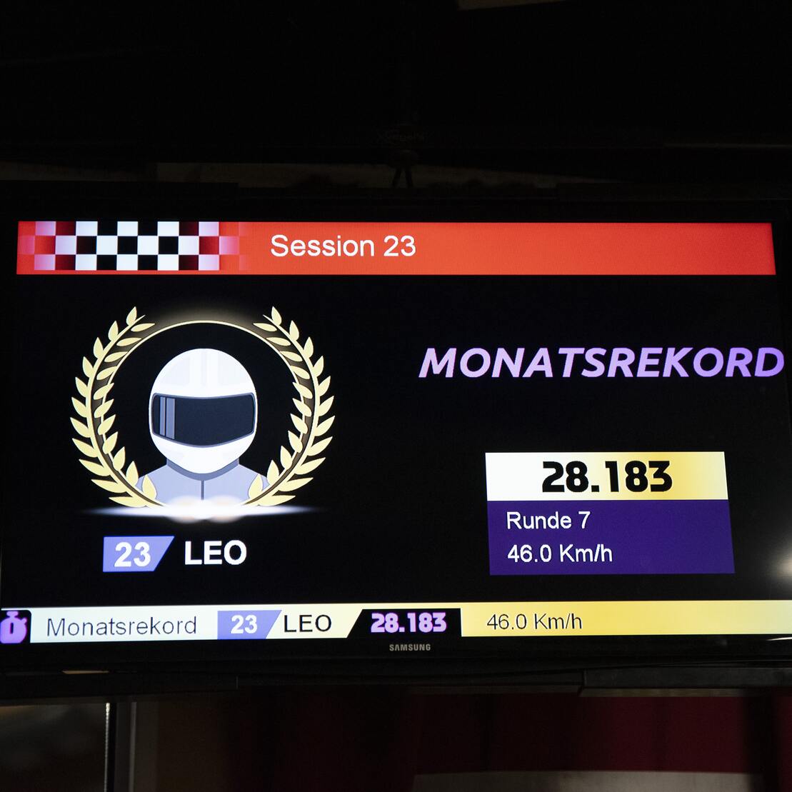 Anzeige eines Monatsheightsrekords mit Zeitangabe, Fahrer Leo und Daten zu Runde 7 und Durchschnittsgeschwindigkeit.