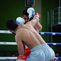 Zwei Boxer im Ring, einer trifft den Gegner mit einem Schlag, beide tragen Schutzausr&uuml;stung und Sportkleidung.