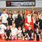 Gruppenfoto mit 40 Personen in Sportkleidung, darunter ein Nikolaus, auf einer blauen Trainingsfl&auml;che.