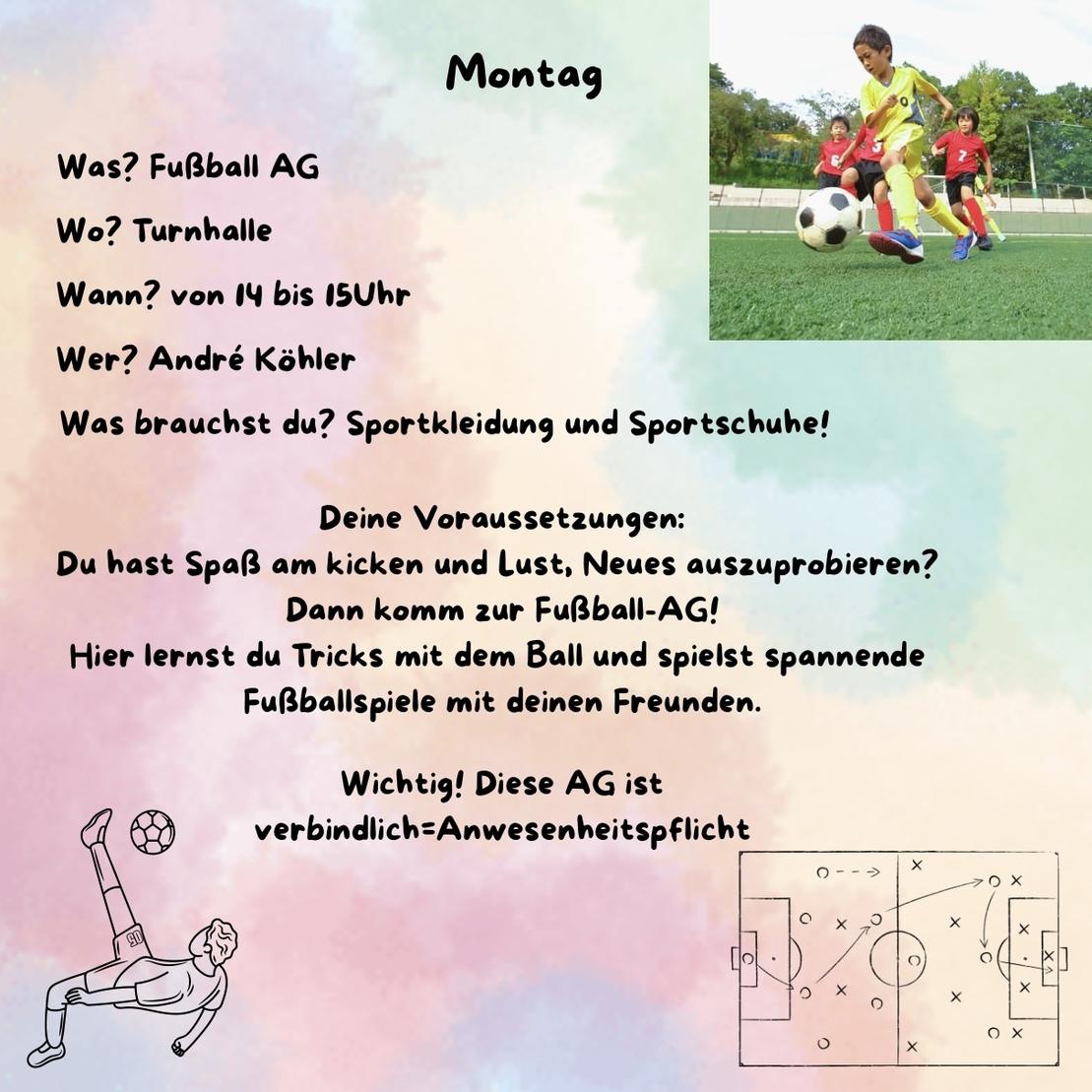 Fu&szlig;ball-AG-Ank&uuml;ndigung mit Informationen zu Ort, Zeit und Anforderungen, Hintergrund mit spielenden Kindern im Freien.
