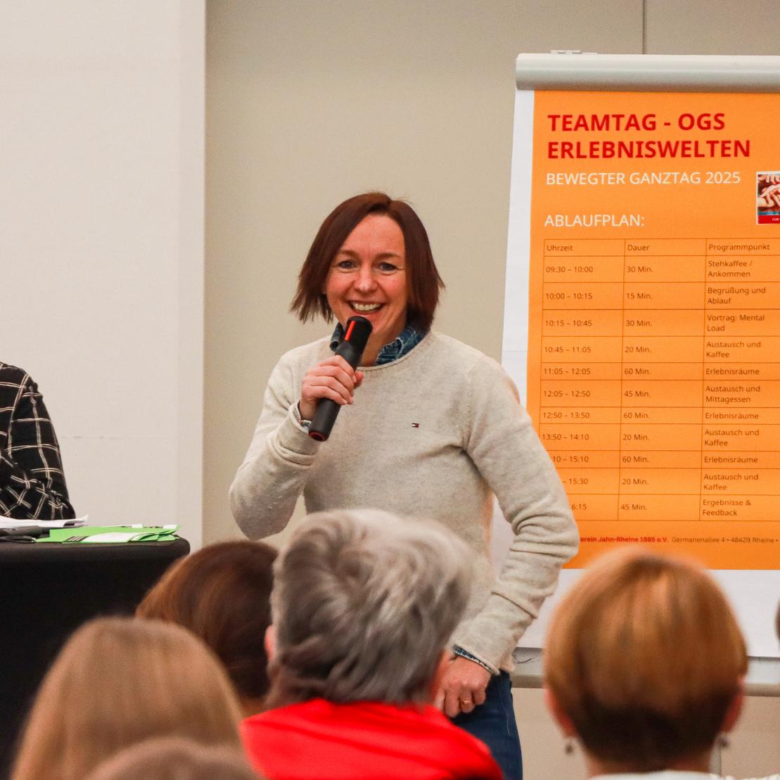 Zwei Frauen in einem Konferenzraum pr&auml;sentieren ein Programm an einem Flipchart. Eine Frau spricht, die andere beobachtet.