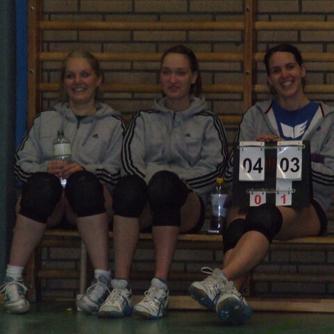 Drei Jugendliche in Trainingsanz&uuml;gen sitzen auf einer Bank neben einem Punktestand von 04 zu 03.