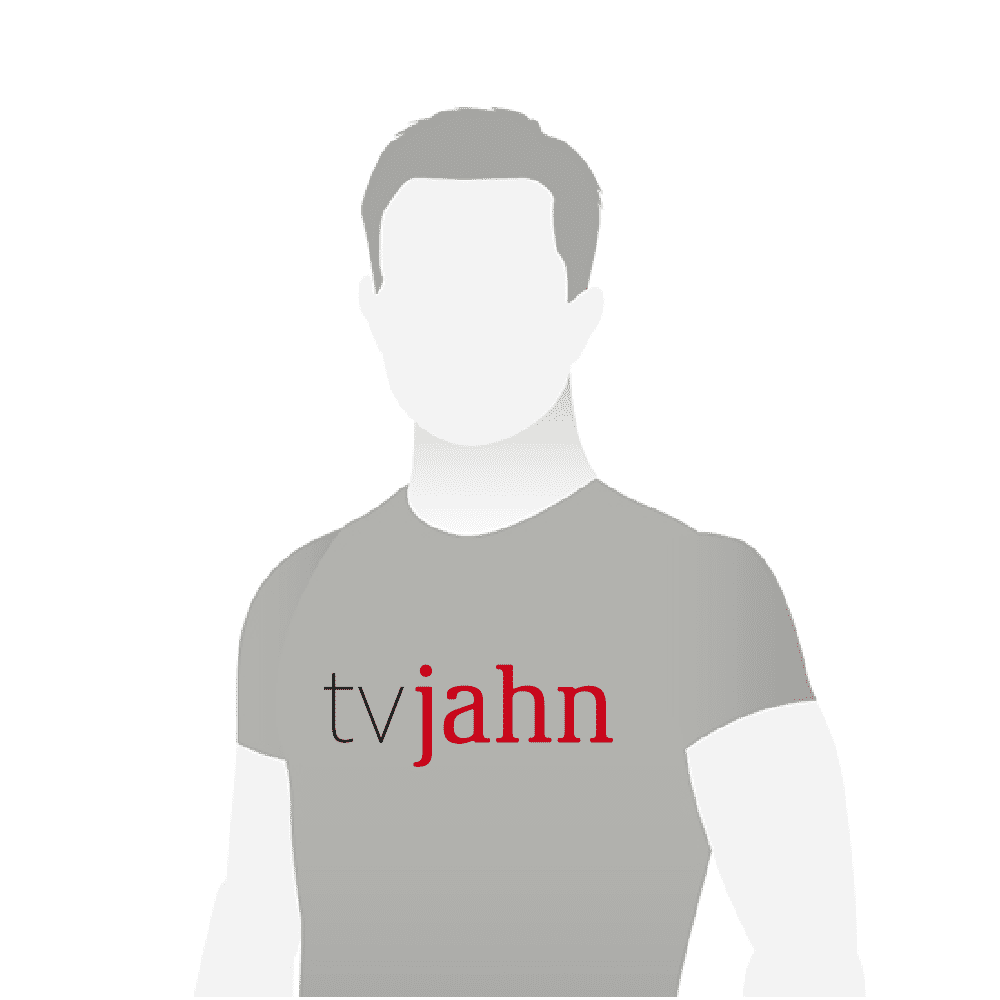 Graues T-Shirt mit dem Schriftzug "tvjahn" in Schwarz und Rot auf schlichter, einfarbiger Hintergrund.