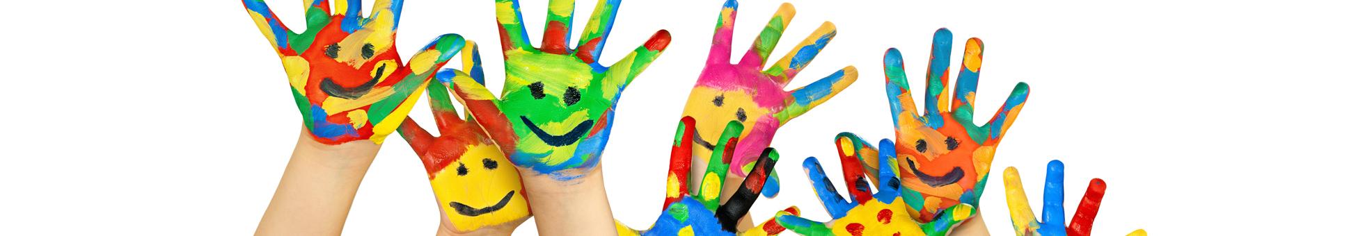 Bunte Kinderhände mit fröhlichen Gesichtern und verschiedenen Farben heben sich vor weißem Hintergrund.