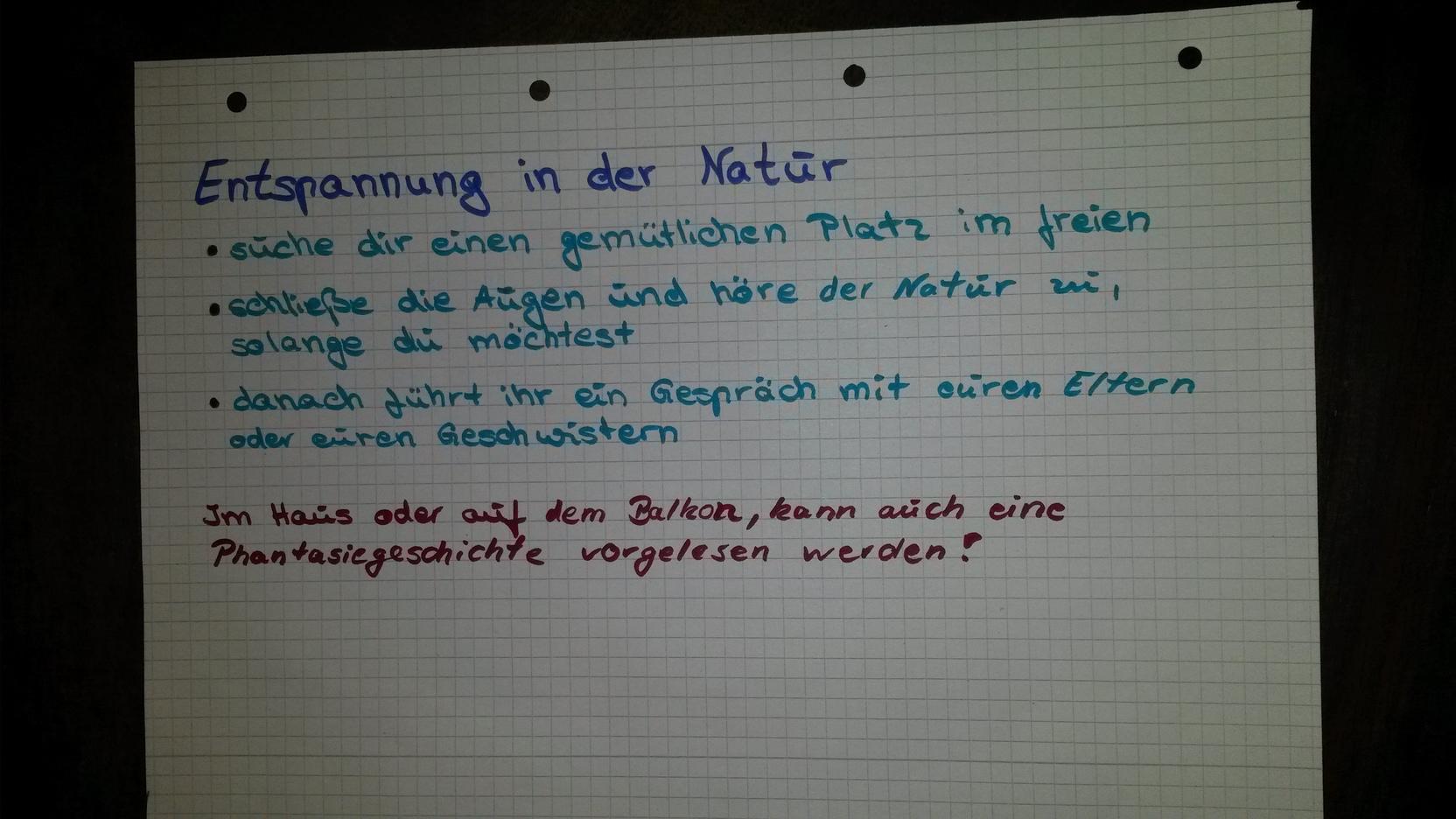 Handschriftlicher Text auf kariertem Papier &uuml;ber Entspannung in der Natur mit Tipps und Anregungen.