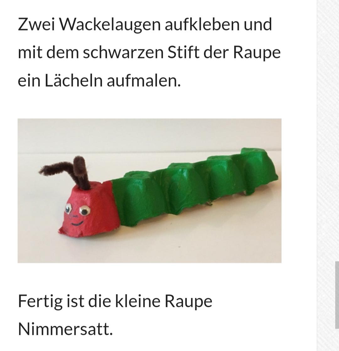 Bastelarbeit einer Raupe aus Eierkarton, mit Wackelaugen und gezeichnetem L&auml;cheln auf gr&uuml;ner Platte.