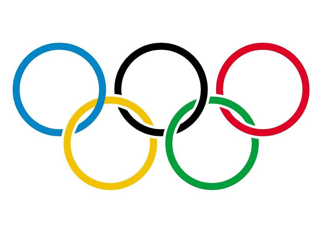 Fünf miteinander verbundene Ringe in Blau, Schwarz, Rot, Gelb und Grün, das Symbol der Olympischen Spiele.