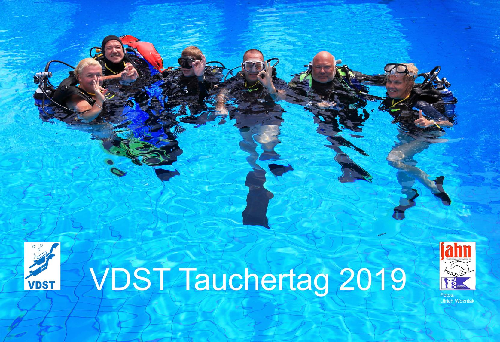 Sechs Taucher in Neoprenanz&uuml;gen posieren im Wasser eines Schwimmbades beim VDST Tauchtag 2019.