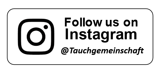 Button mit Aufforderung, auf Instagram @Tauchgemeinschaft zu folgen, in schwarzer Schrift auf wei&szlig;em Hintergrund.