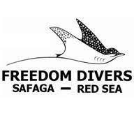 Logo von Freedom Divers mit einem stilisierten Fisch und dem Text &bdquo;Freedom Divers Safaga &ndash; Red Sea&ldquo; darunter.