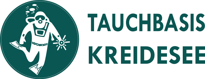 Logo der Tauchbasis Kreidesee mit einem Taucher, der eine Taschenlampe hält, umgeben von Wasserbläschen.