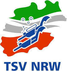 Logo des TSV NRW mit stilisierten Schwimmern und Wellen in den Farben Gr&uuml;n, Grau, Blau und Rot.