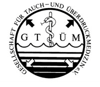 Logo der Gesellschaft für Tauch- und Überdruckmedizin e.V. mit Schlange um Hermesstab und Wellenlinien.