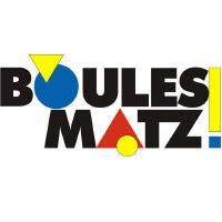 Logo von Boules Matz mit bunten geometrischen Formen: blauem Kreis, gelbem Dreieck, rotem Dreieck und gelber Kugel.