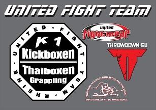 Logo des United Fight Teams mit den Sportarten Kickboxen, Thaiboxen und Grappling sowie weiteren Branding-Elementen.