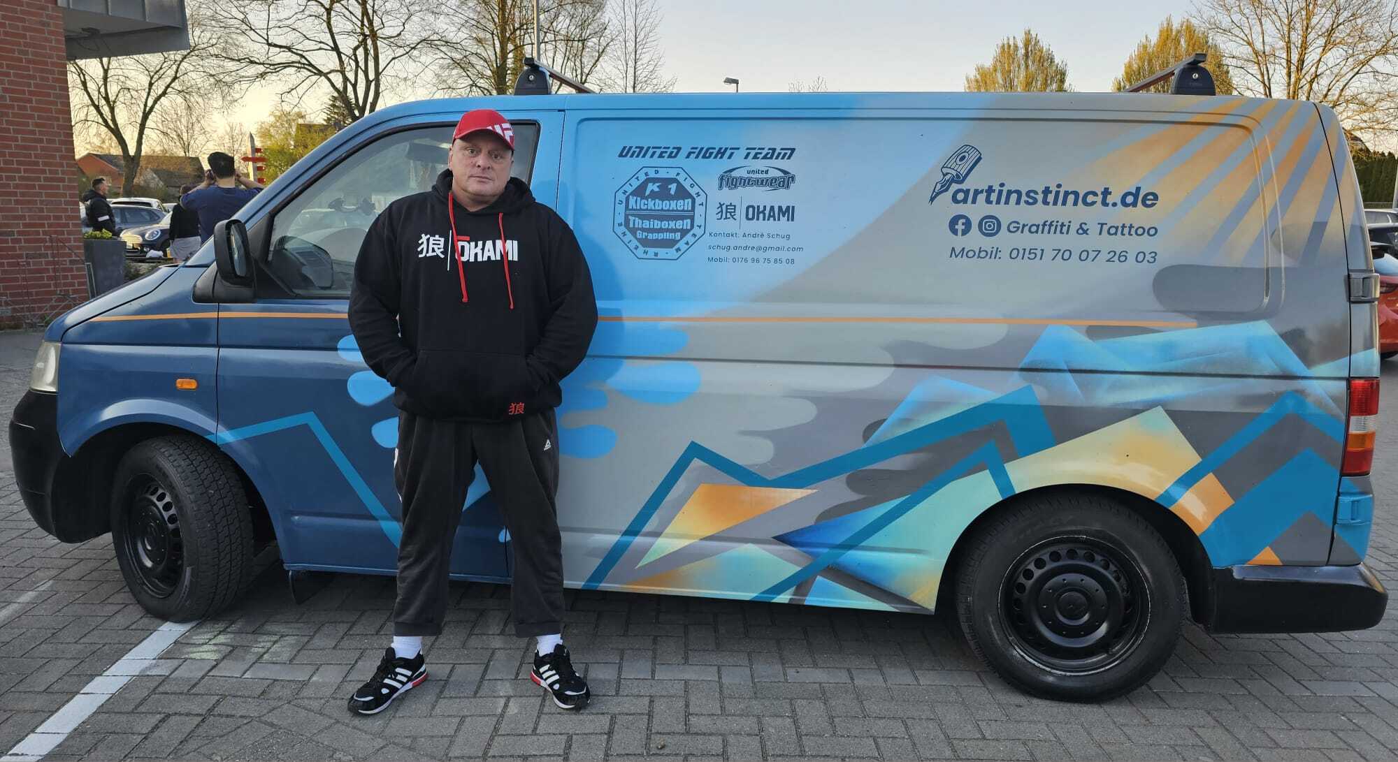 Mann in schwarzem Hoodie steht neben einem farbig gestalteten Lieferwagen mit Aufschrift "artinstinct.de".