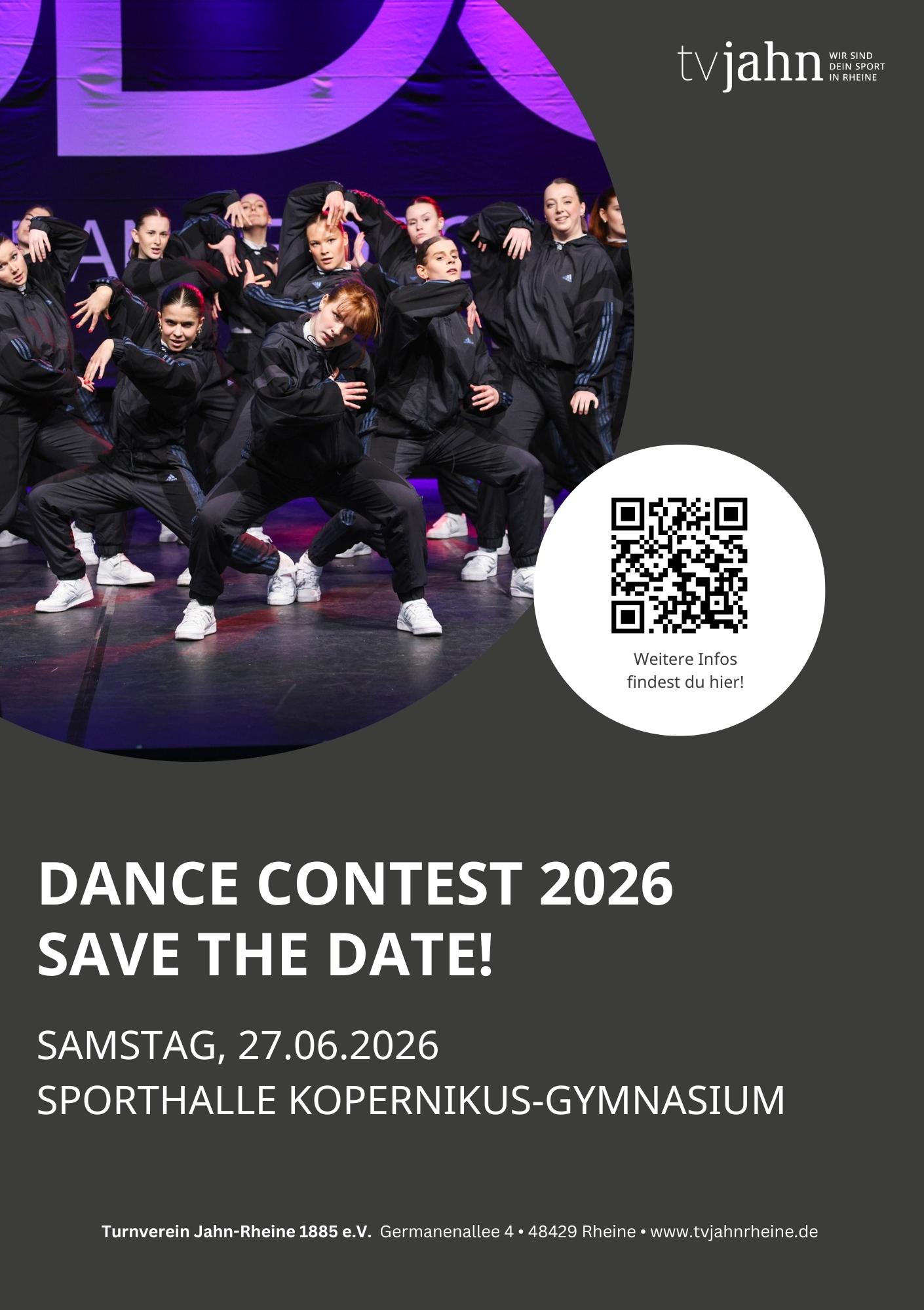 Tanzgruppe in schwarzen Outfits auf B&uuml;hne, Werbung f&uuml;r Dance Contest 2026 in der Sporthalle Kopernikus-Gymnasium.
