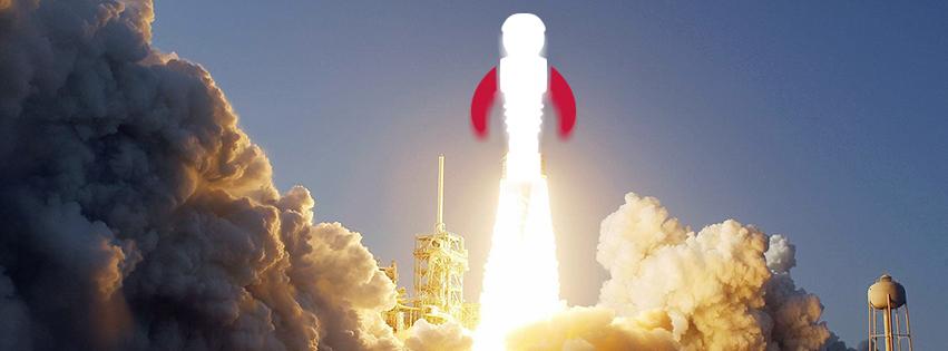 Raketentriebwerke z&uuml;nden beim Start, um eine Rakete in den blauen Himmel zu bef&ouml;rdern, umgeben von Rauchschwaden.