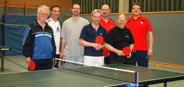 Gruppierung von acht M&auml;nnern, die Tischtennisschl&auml;ger und B&auml;lle an einem Tischtennistisch halten.