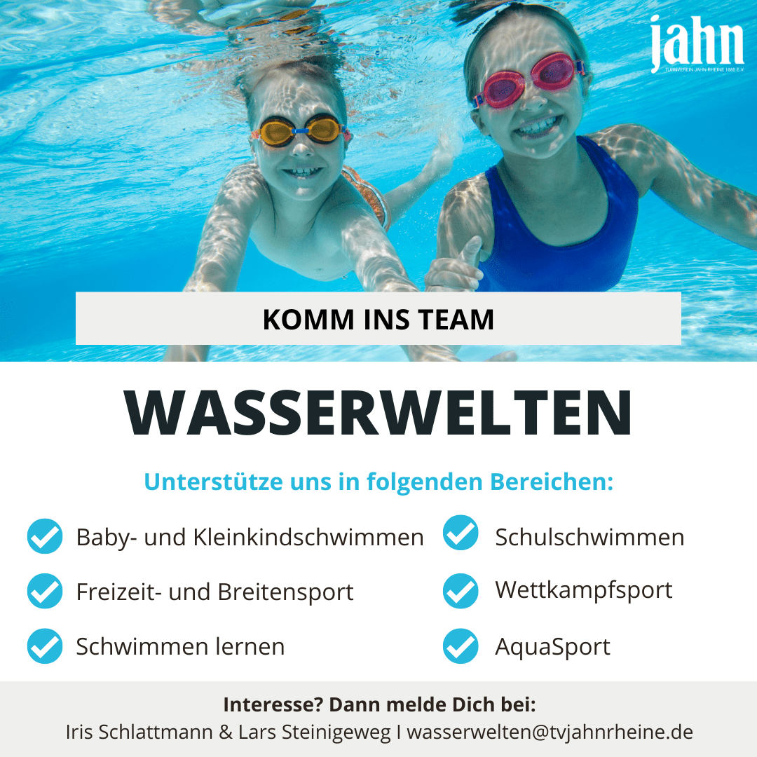 Zwei Kinder im Wasser mit Schwimmbrillen, umgeben von blauen Wellen, l&auml;cheln vor einer Werbeanzeige f&uuml;r Schwimmprogramme.